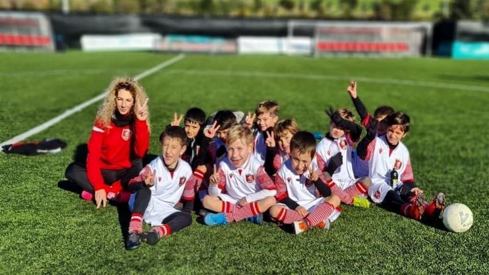 Con i suoi piccoli allievi biancorossi, Alexandra Mostoghiu, “motore” della riscossa del calcio femminile a Grosseto