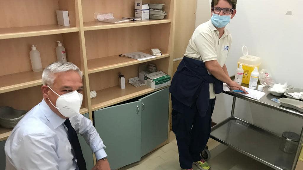 Il sindaco di Viareggio Del Ghingaro positivo al Covid: "Grazie al vaccino pochi sintomi"