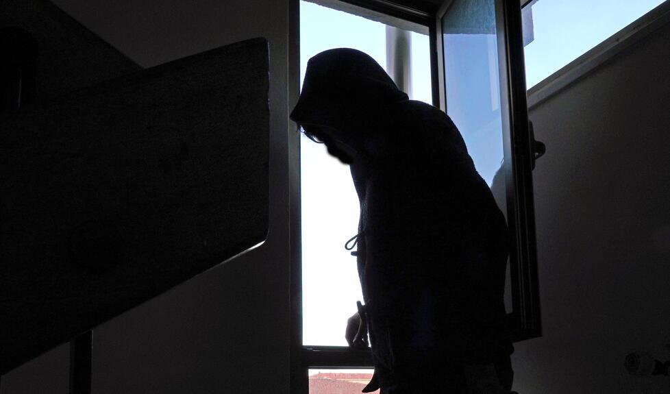 Entrano in casa mentre dorme e le portano via oltre 10.000 euro 