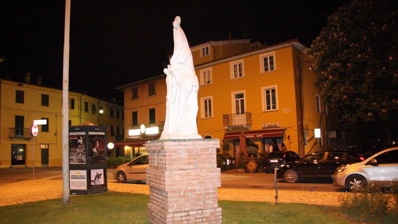 Quindicenne picchiato in centro a Pietrasanta. La testimone: «Ho visto gli aggressori»