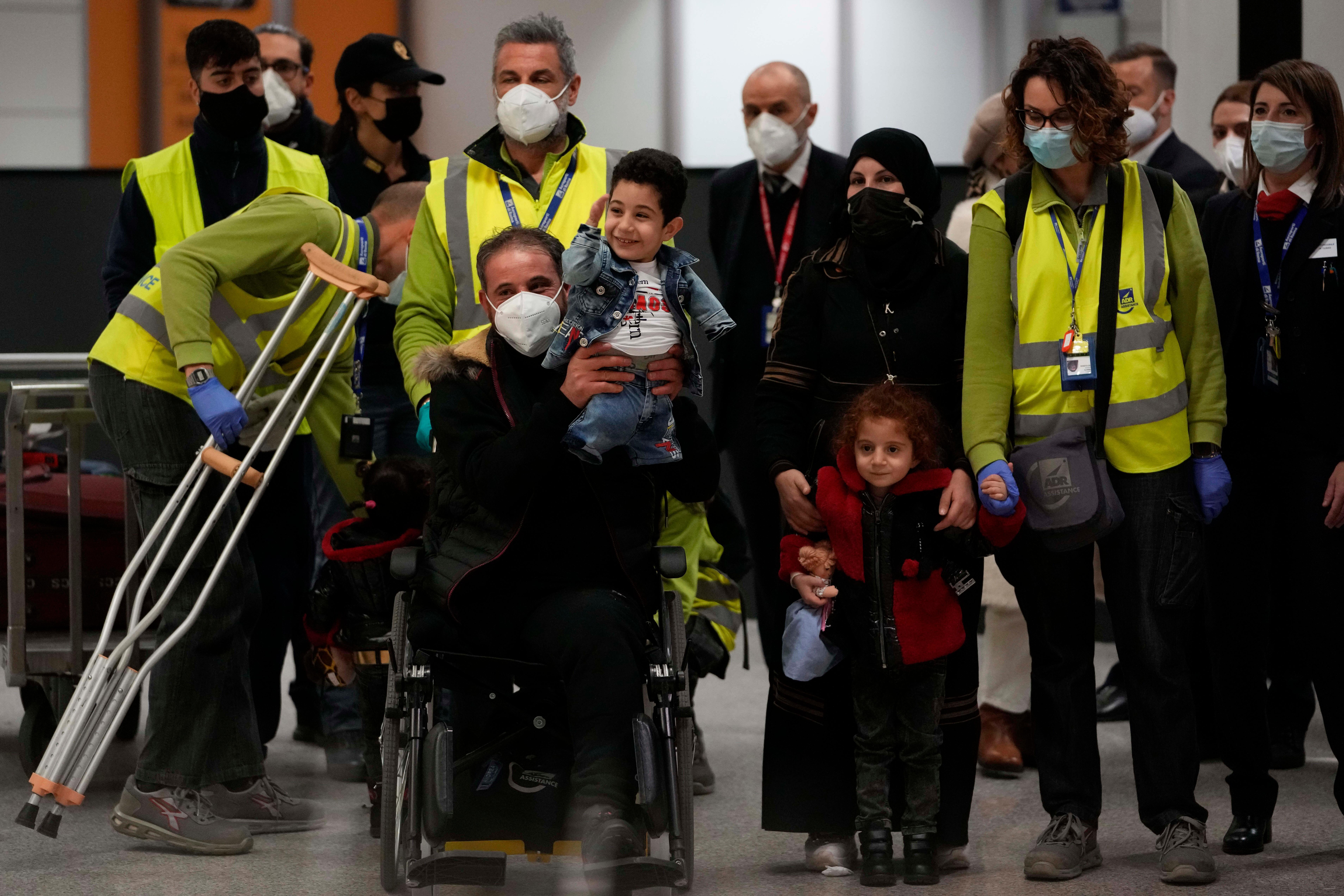 Munzir e Mustafa all'arrivo in Italia: dal 21 gennaio 2022 hanno iniziato una nuova vita a Siena dopo le bombe della Siria (LaPresse)