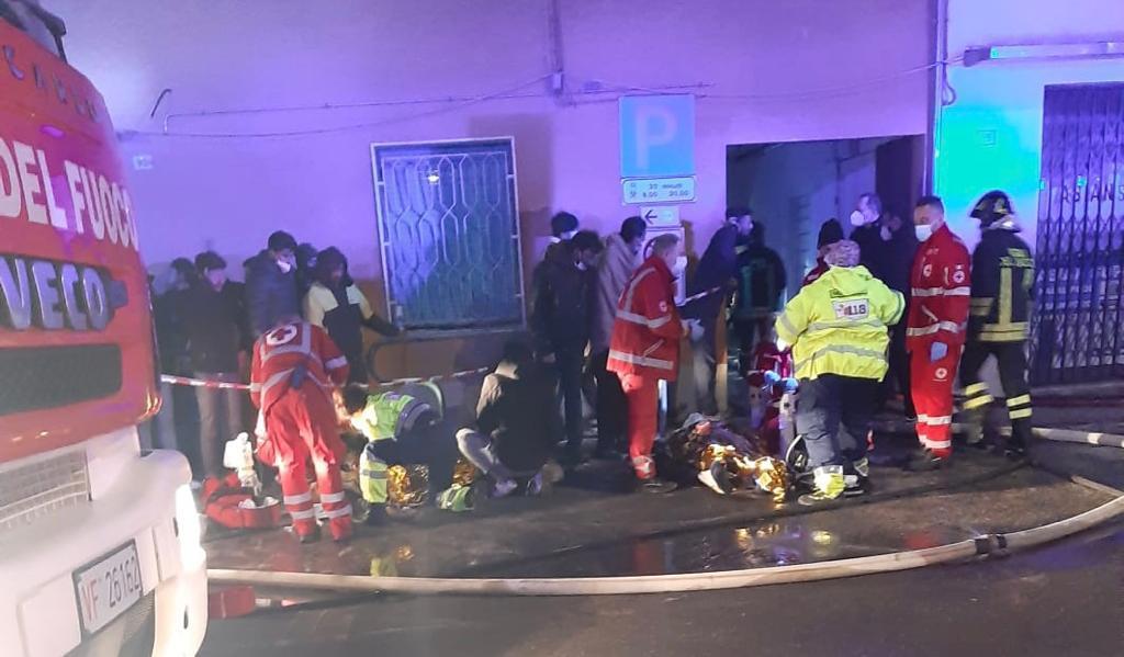 I disperati soccorsi davanti all'abitazione di viale Matteotti 15 a Fabbrico, dove sono morti due fratelli di 7 e 8 anni