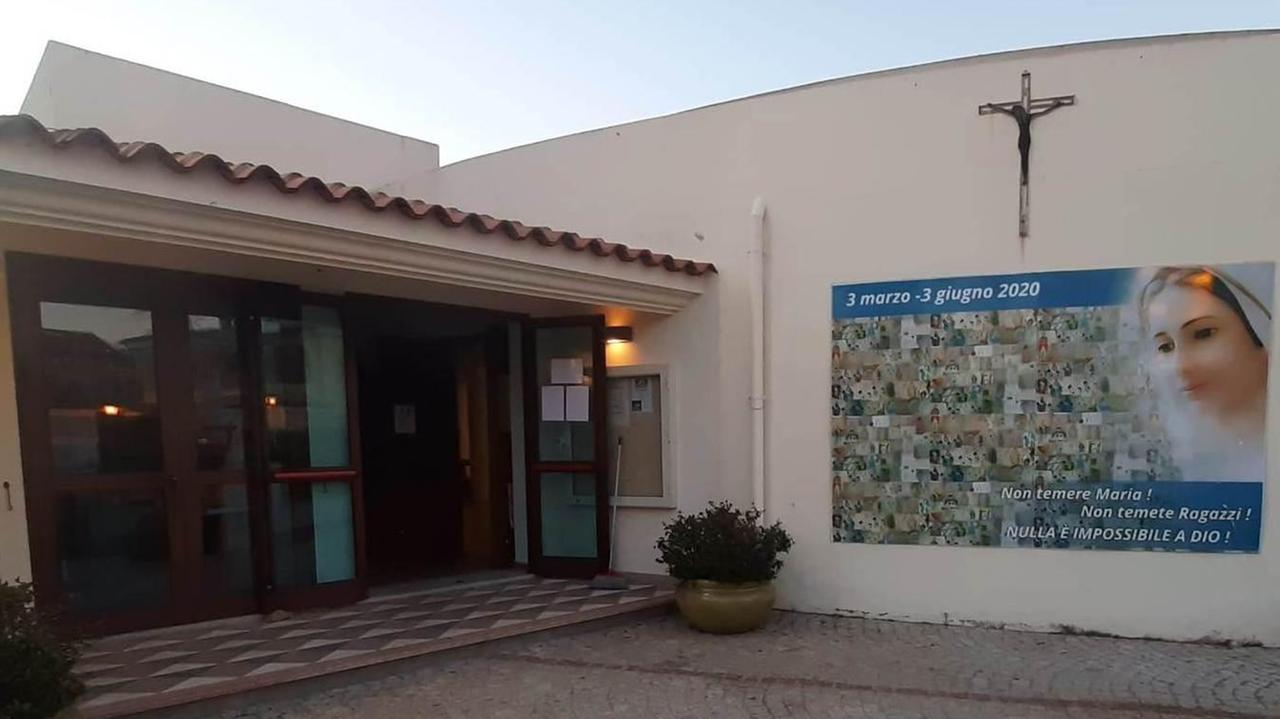 Paura a San Teodoro: bambino dà fuoco alle candele in chiesa