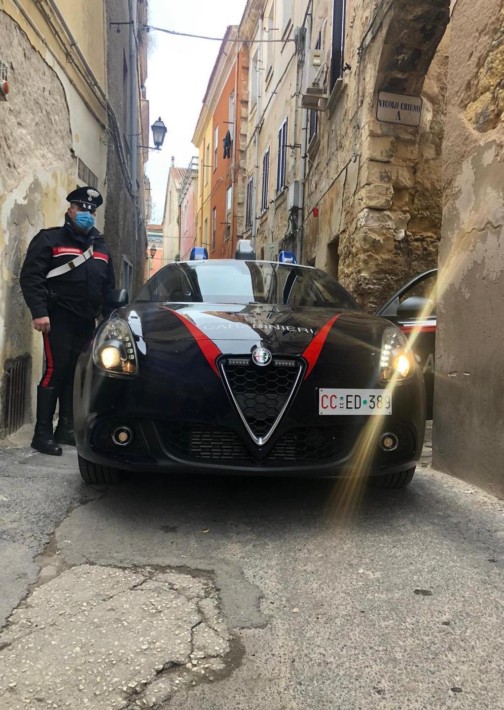 Un chilo di marijuana in casa: arrestato 