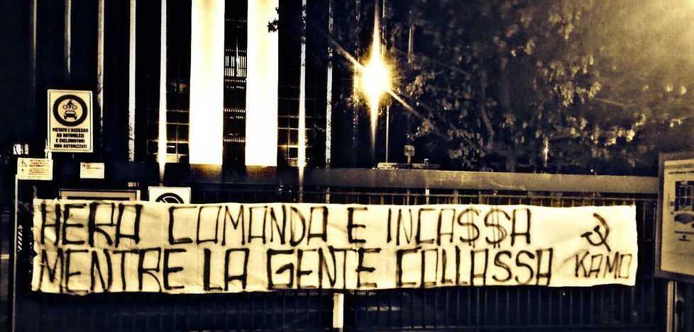 Modena. Lo striscione appeso davanti a Hera. Business plan faraonico e “regalo” agli azionisti Cedole in crescita del 32% 
