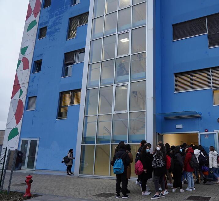 Studenti all’ingresso di Palazzo blu a Pontedera