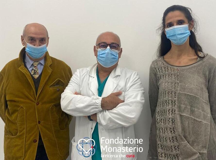 Bruno e Alessia Asti, padre e figlia originari di Firenze, operati a distanza di poco tempo dal dottor Marco Solinas (al centro)