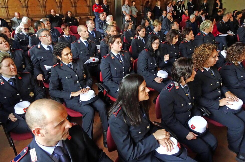 Vigili  urbani in sala Maggiore durante una cerimonia (foto d'archivio)
