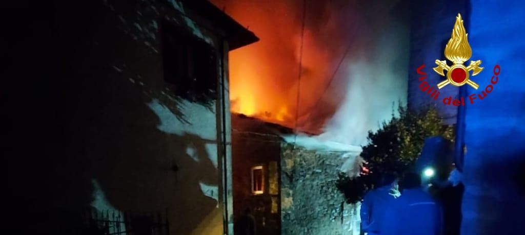 Incendio distrugge una casa in Lucchesia, grave una 51enne 