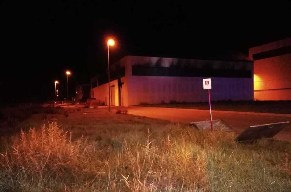 Il capannone interessato dalle fiamme di notte
