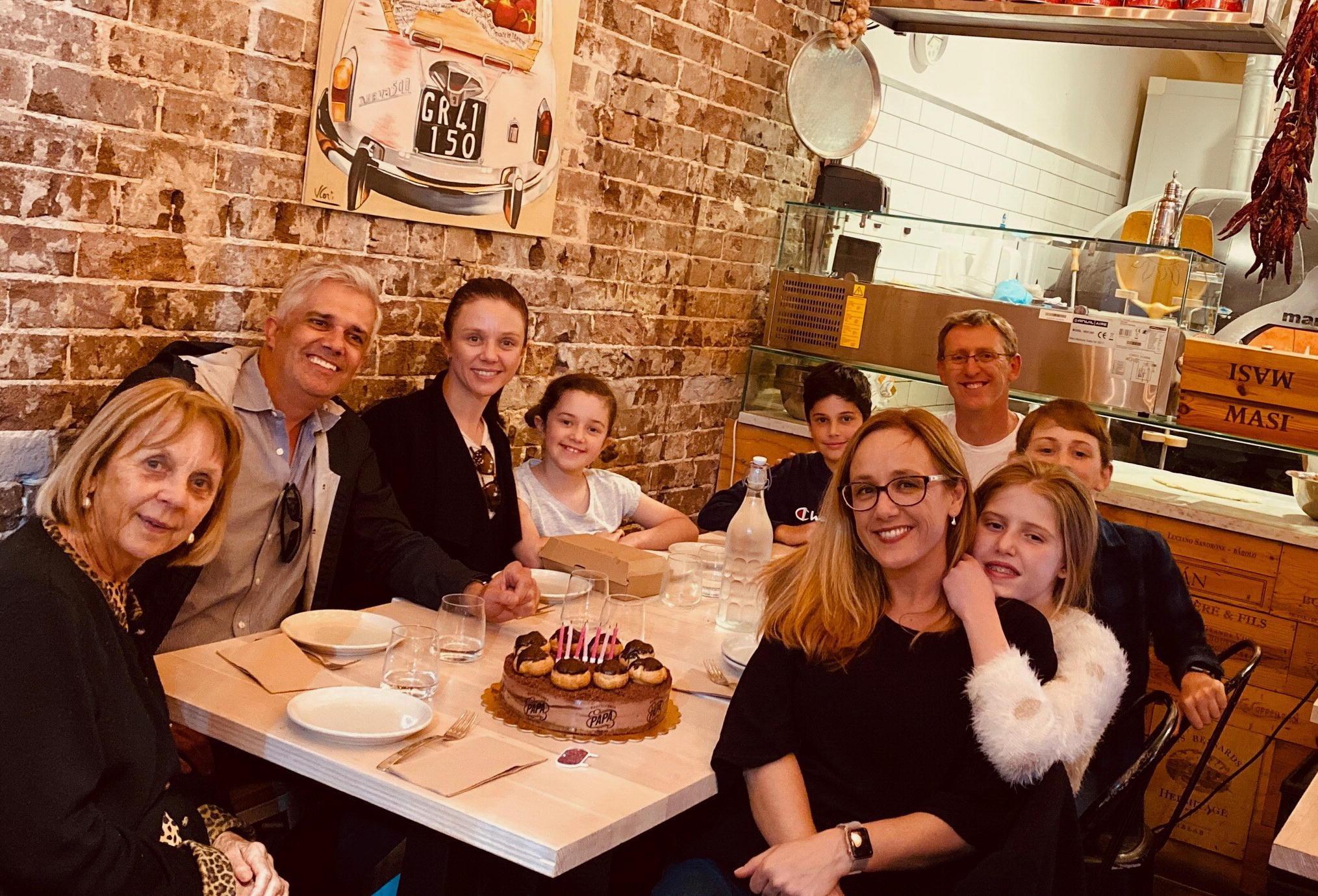 Stefano Niccolai con la famiglia nel suo locale a Sydney