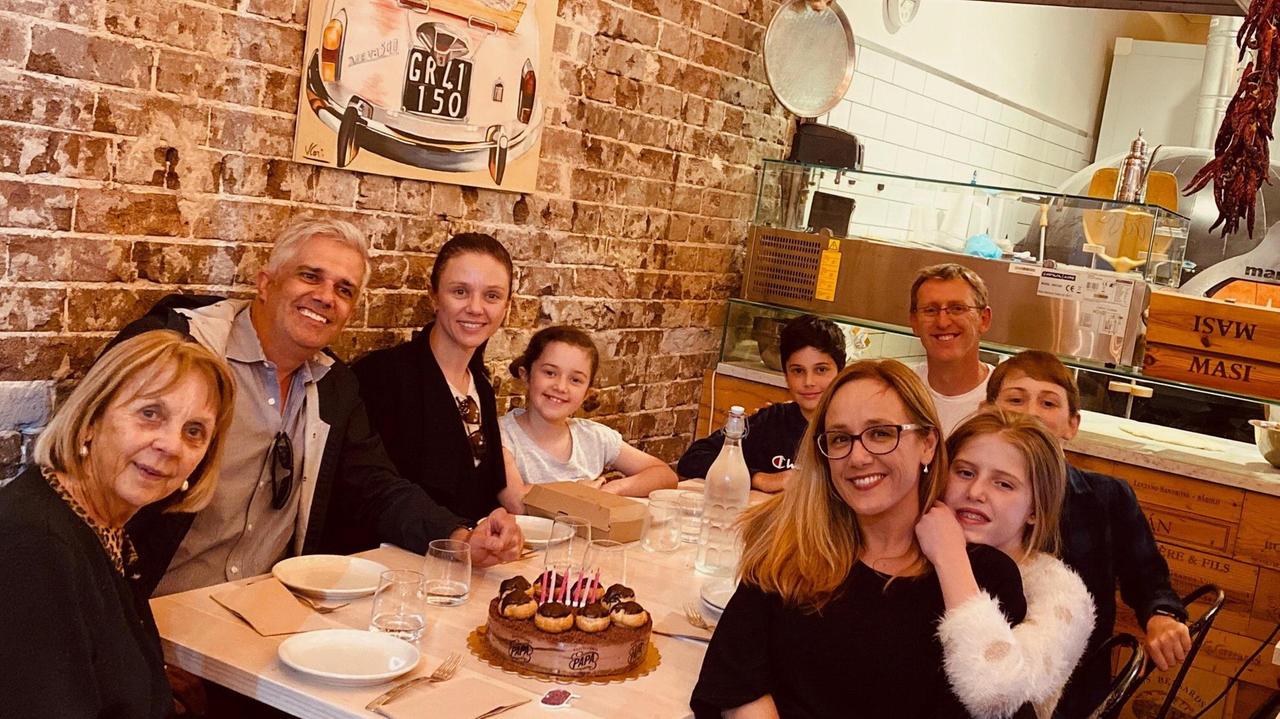 Stefano Niccolai con la famiglia nel suo locale a Sydney