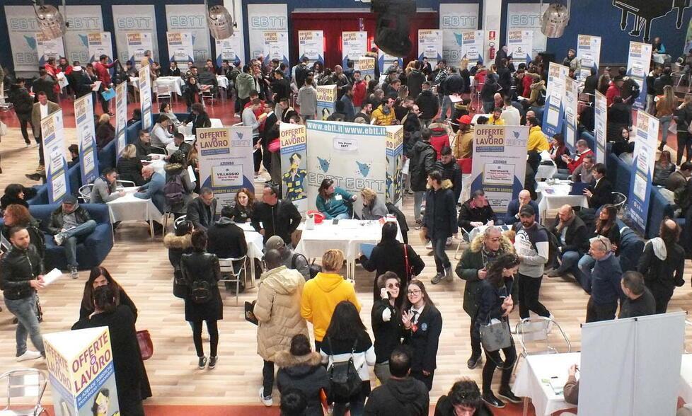 Una passata edizione della Borsa mercato del lavoro nel turismo a San Vincenzo (foto Paolo Barlettani)