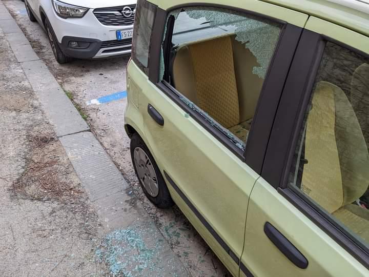 Spaccati di nuovo i finestrini delle auto parcheggiate sugli Scali Manzoni 