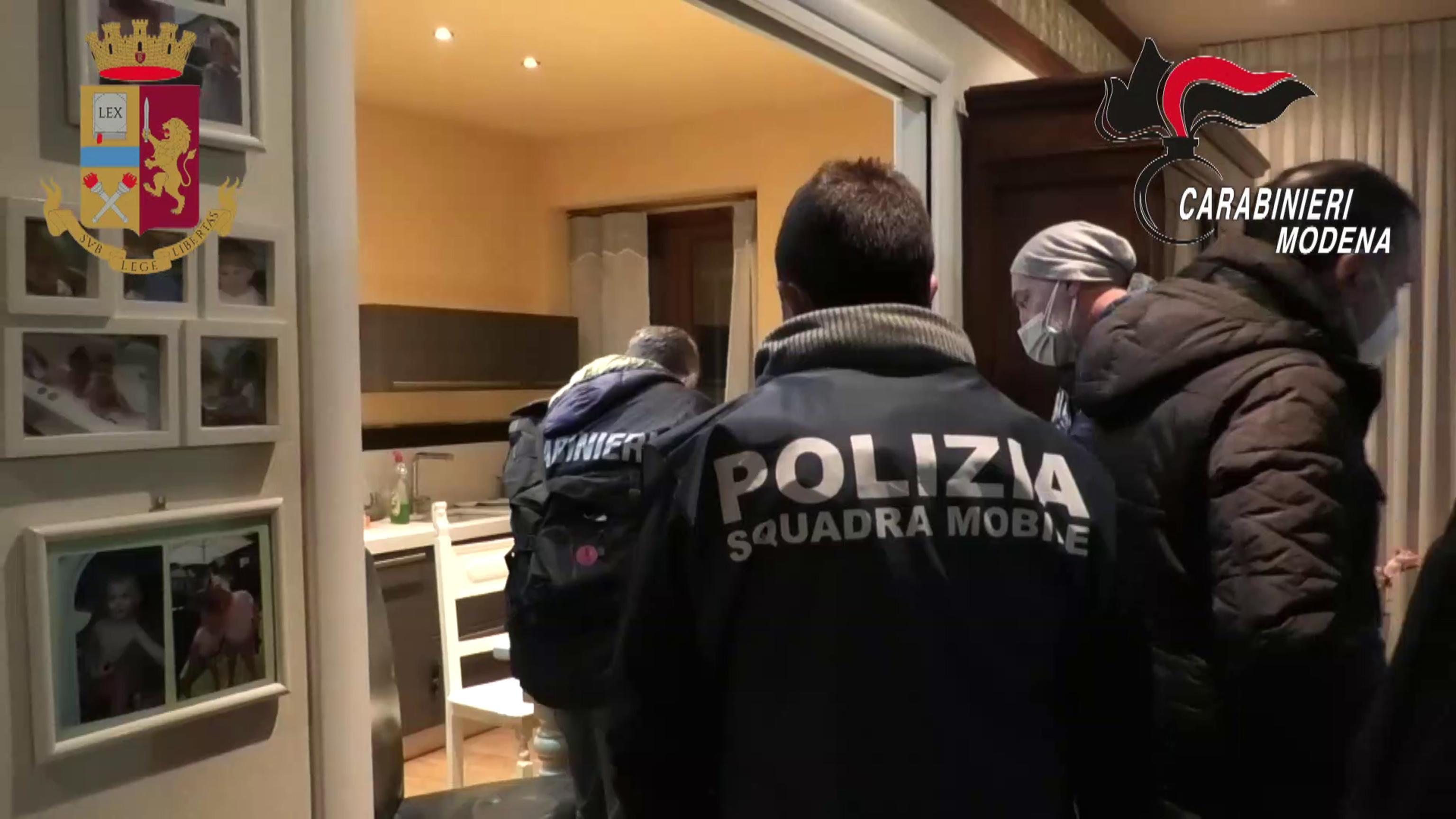 Latitante da venticinque anni, si tradisce vendendo dischi in vinile - Video