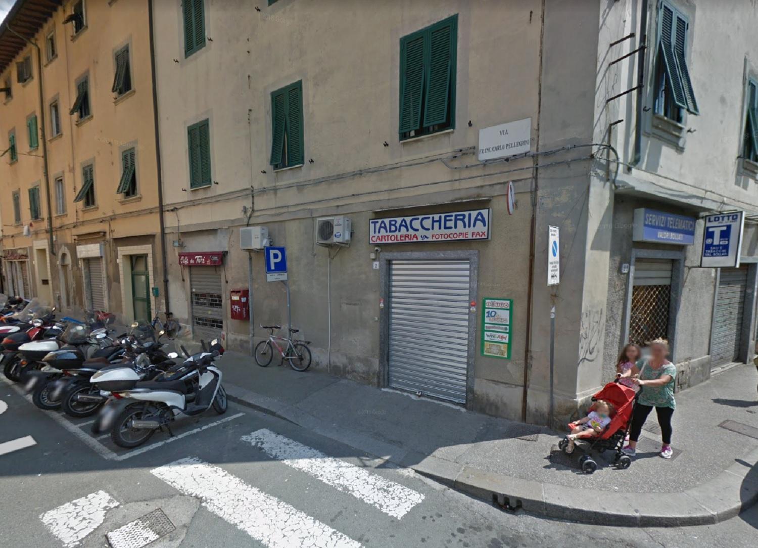 Entra nel negozio e inveisce contro le tabaccaie. «Ha detto: torno e vi uccido» 