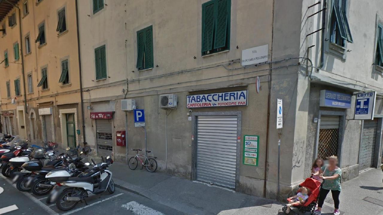 Entra nel negozio e inveisce contro le tabaccaie. «Ha detto: torno e vi uccido»