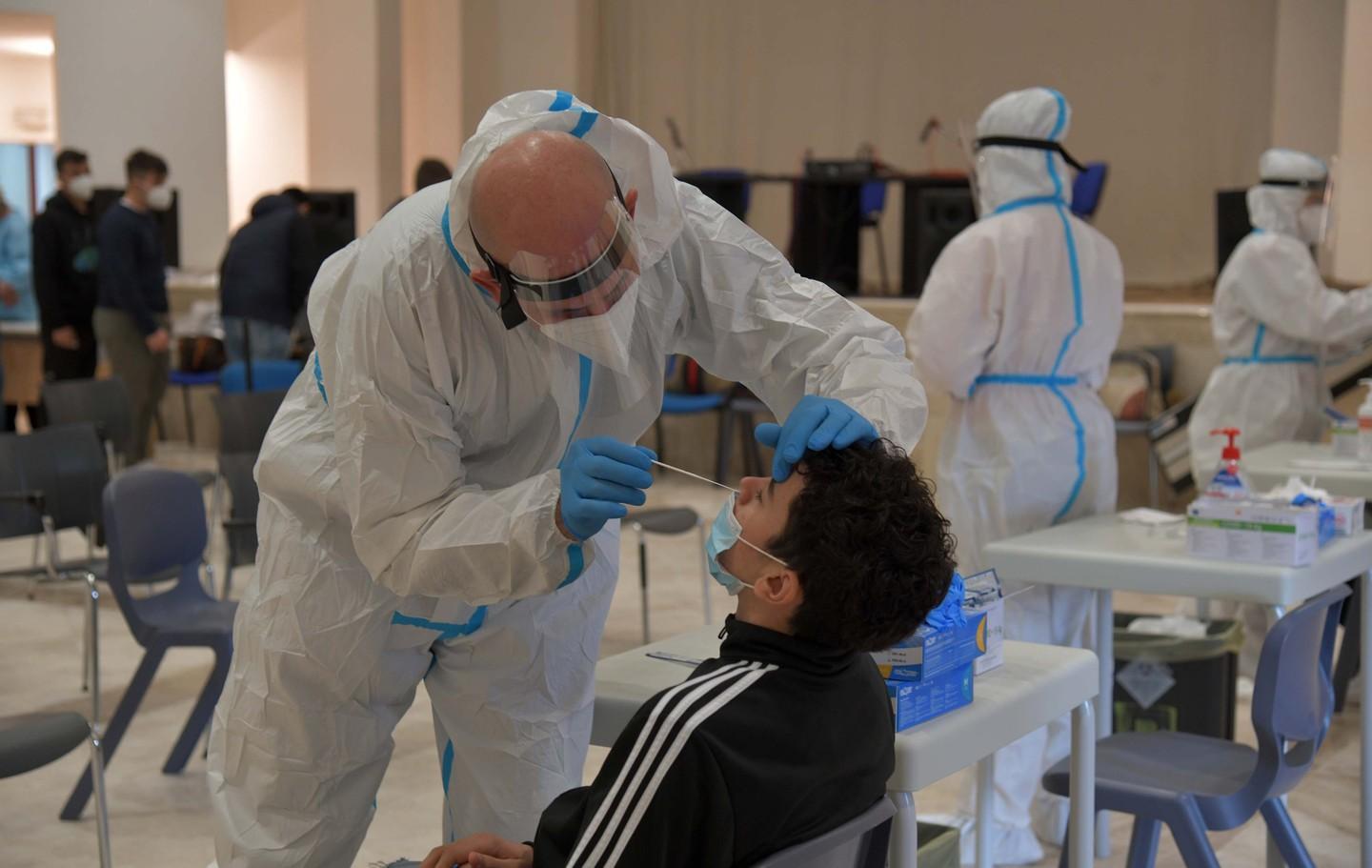 Covid, continua l’impennata dei casi 