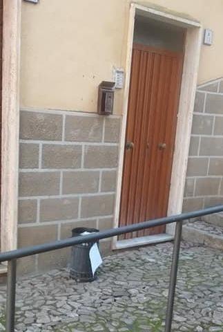 Vandali in centro storico: divelto un cestino 