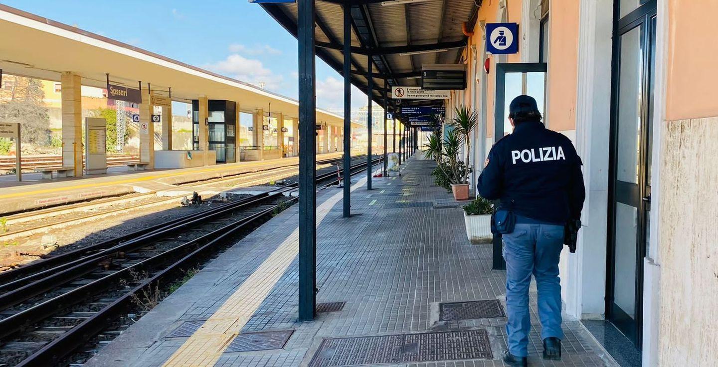 Si buca e muore a 23 anni nel bagno della stazione 