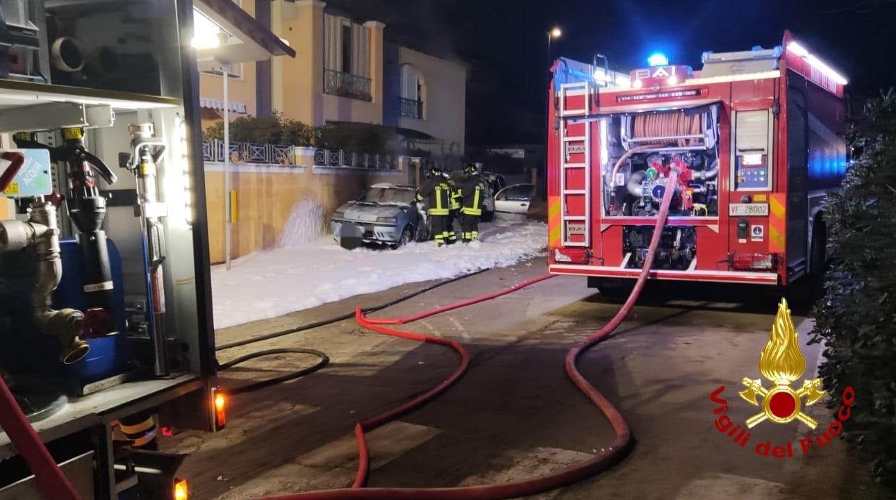 Due auto a fuoco a Olbia, intervento immediato dei vigili del fuoco