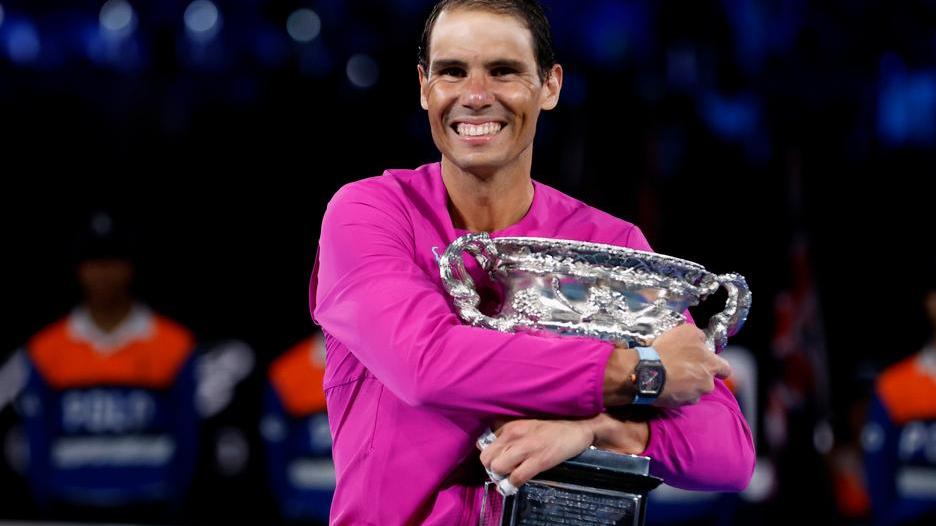 Lo spagnolo Rafa Nadal abbraccia la Coppa dell’Australian Open dopo una finale-maratona dove ha fatto vedere il miglior tennis