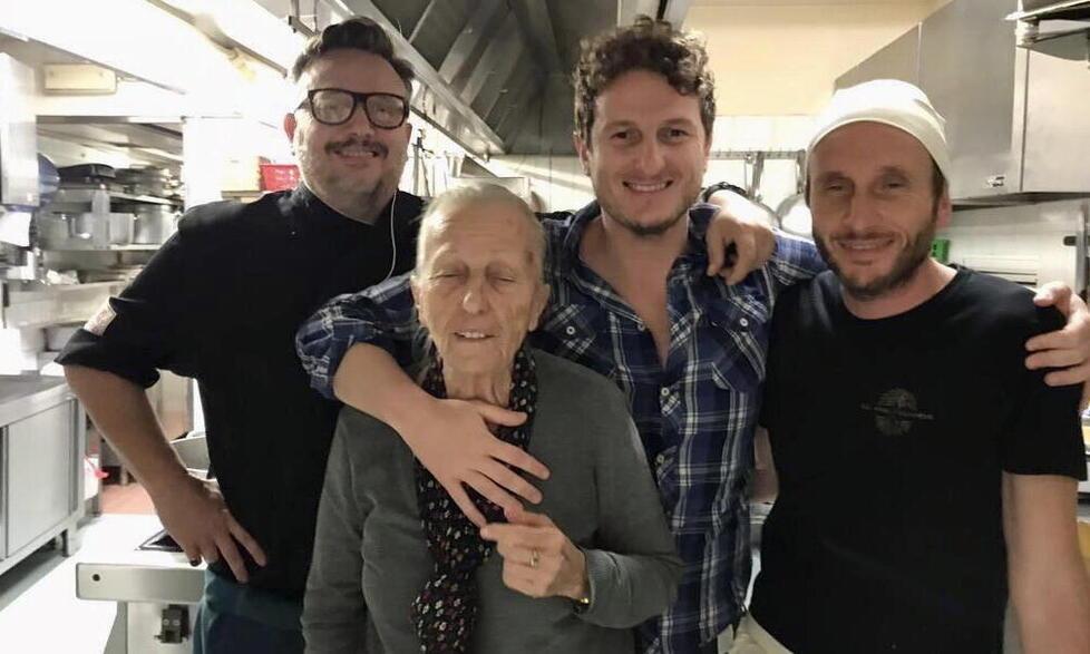 Rossana Valori, colonna dell’albergo, insieme ai figli Filippo (da sinistra), Niccolò al centro e Goffredo