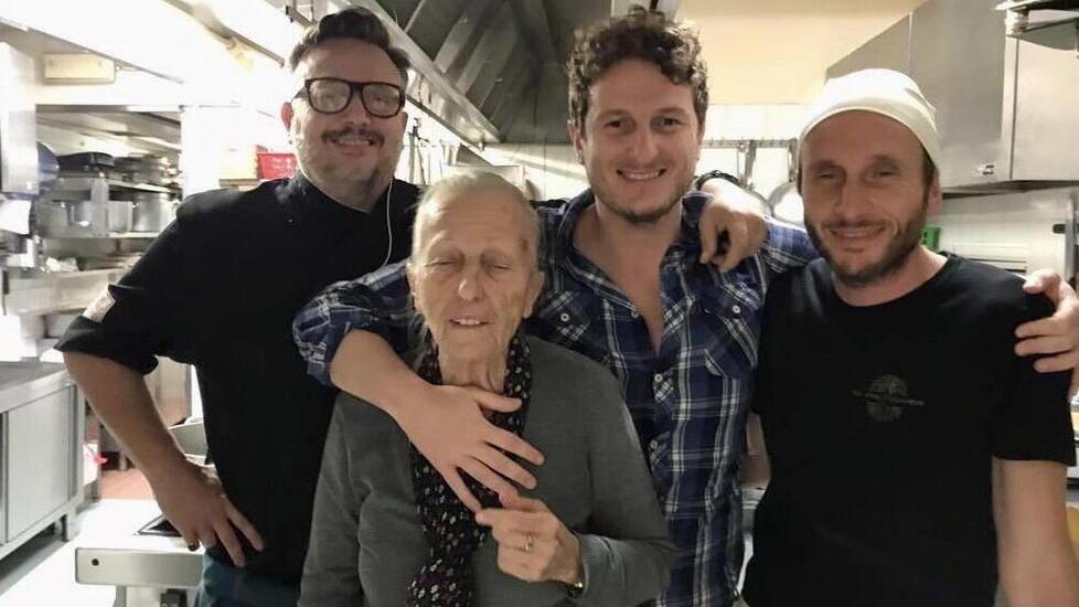 Rossana Valori, colonna dell’albergo, insieme ai figli Filippo (da sinistra), Niccolò al centro e Goffredo