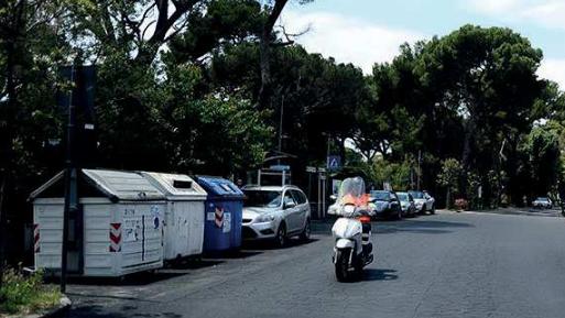 Cassonetti dei rifiuti che dovranno essere sostituiti dal porta a porta