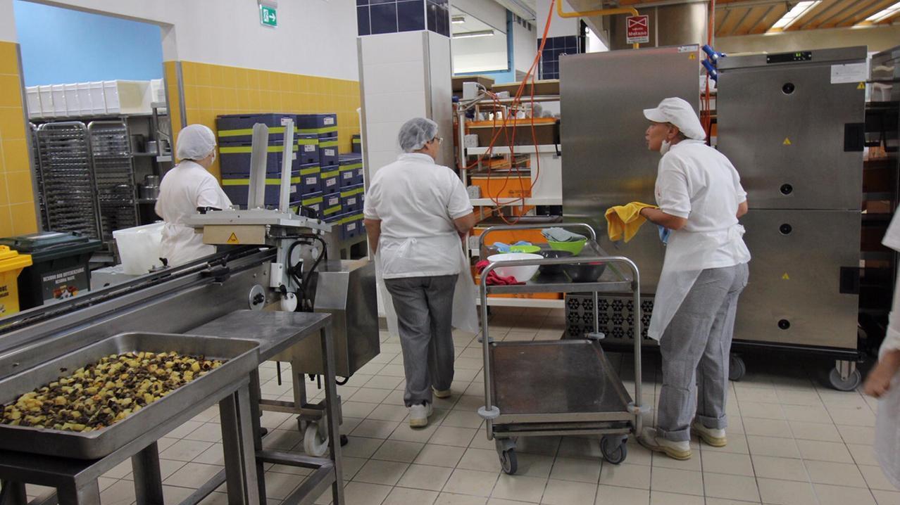 Lavoratrice in una mensa (FOTO D’ARCHIVIO)
