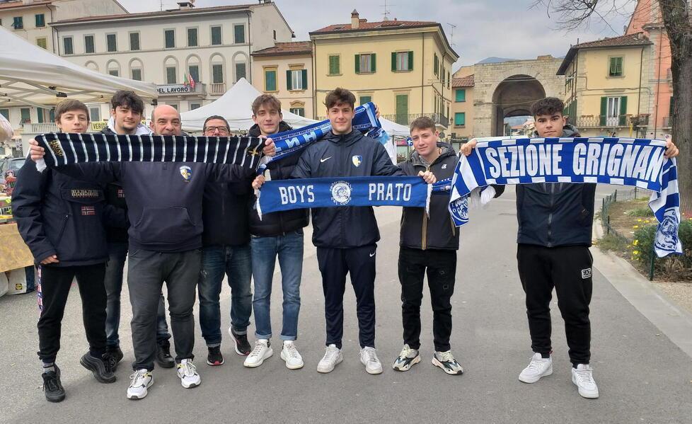 Prato, padri e figli a tifare in curva. Torna la passione biancazzurra 