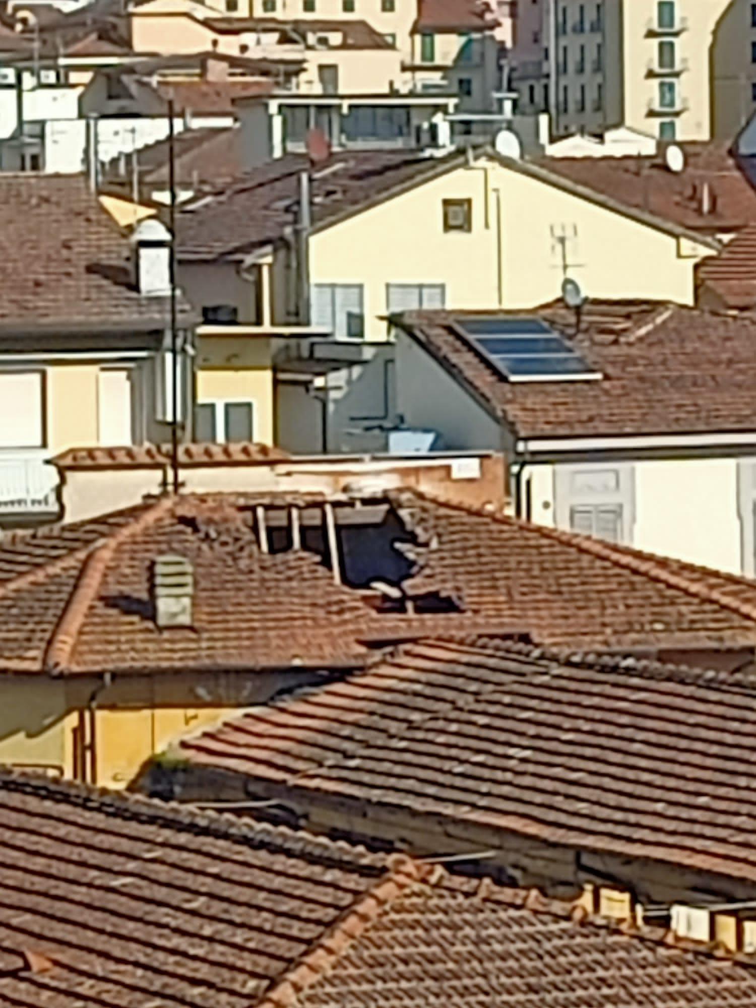 il grosso buco sul tetto dell’ex Mercato copertodi cui si è venuti a conoscenza grazie a una foto dall’alto