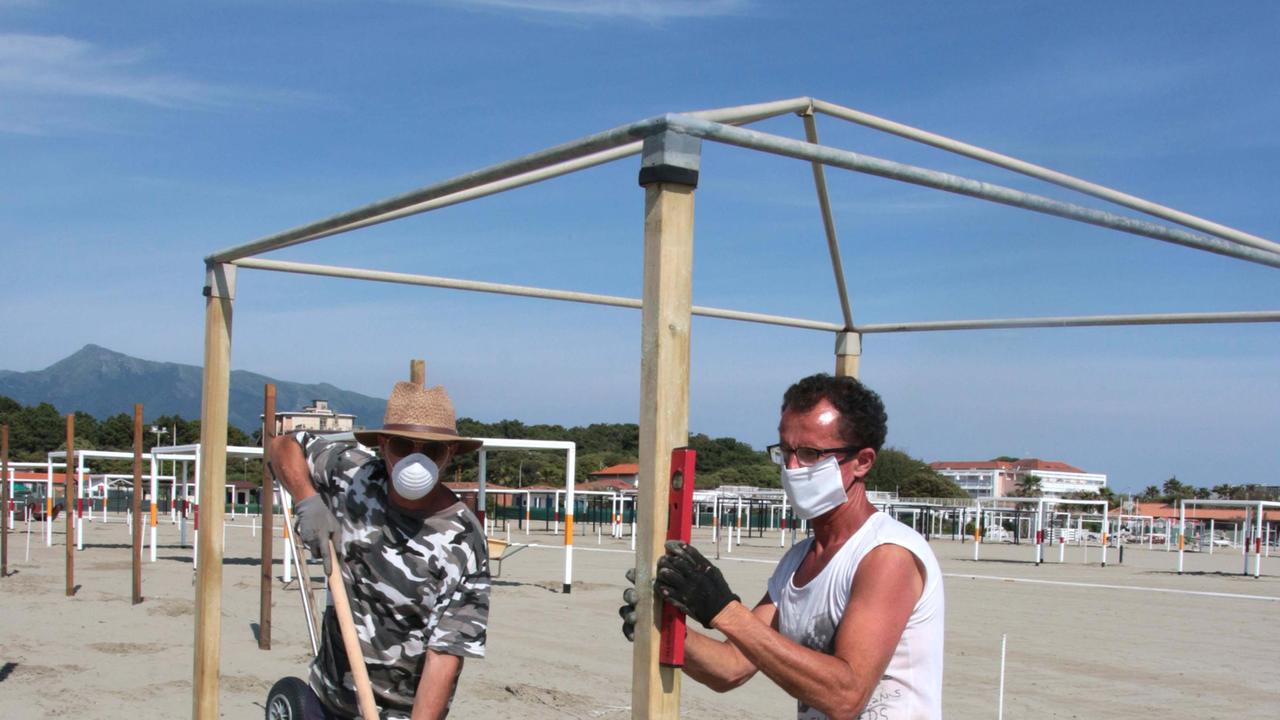 Addetti al lavoro in uno stabilimento balneare (FOTO D’ARCHIVIO)
