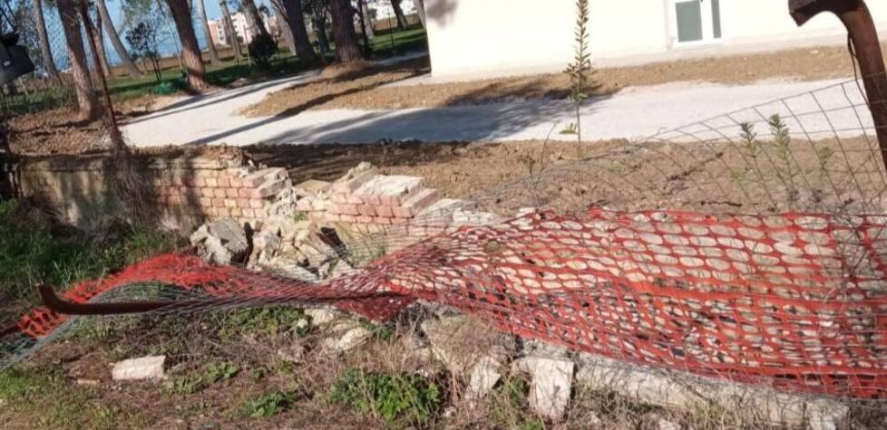 La recinzione vandalizzata