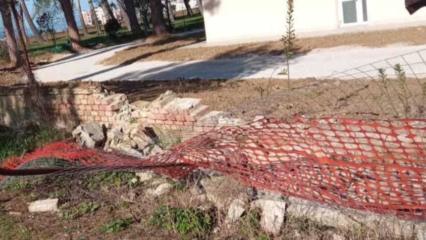 La recinzione vandalizzata