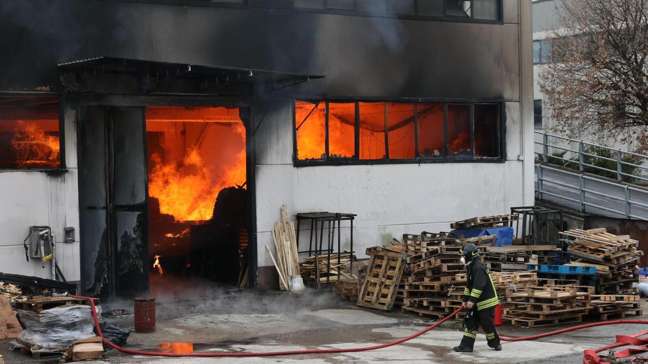 Il capannone avvolto dalle fiamme