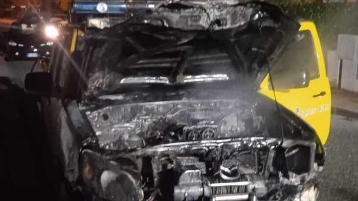 Danno fuoco nella notte al pick up della Protezione civile di Chiesina Uzzanese