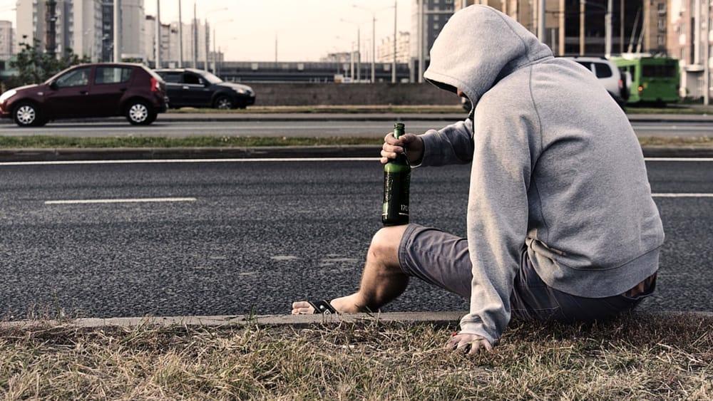 Ubriaco cade su un'anziana e picchia i poliziotti: arrestato