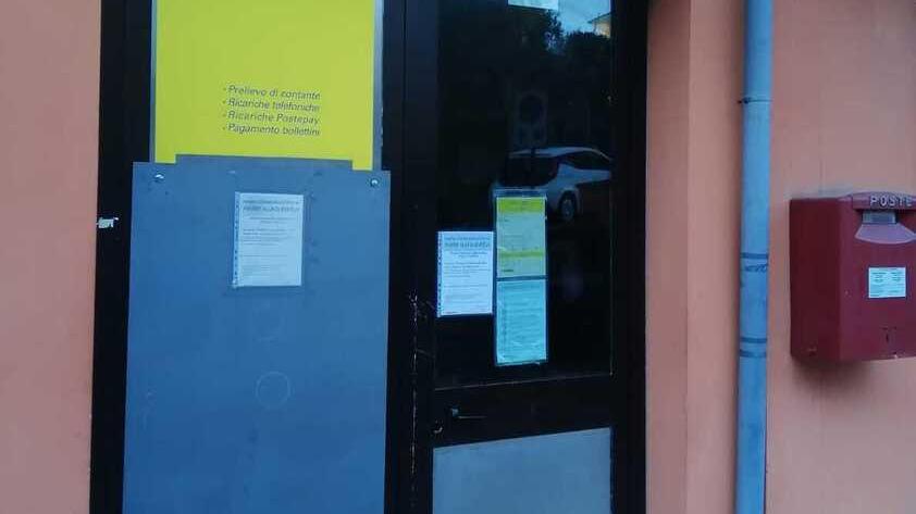 L’ingresso dell’ufficio postale di Santa Maria a Monte, chiuso da tre mesi