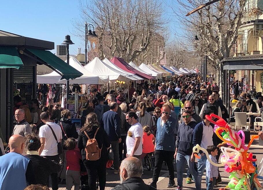 Folla tra gli stand durante Piazze d’Europa di due anni fa, prima della pandemia da Covid (foto Giorgio)