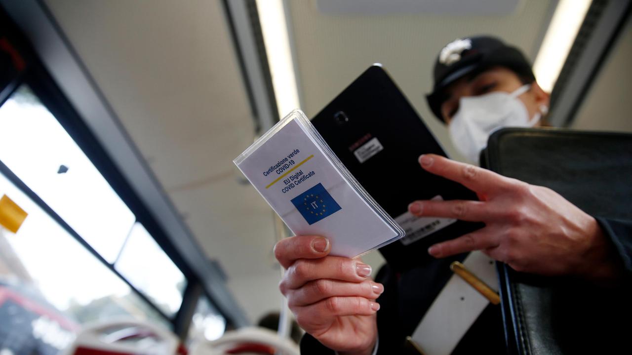 Da martedì 1 febbraio entrano in vigore le nuove regole legate alla certificazione verde: ecco tutte le novità
