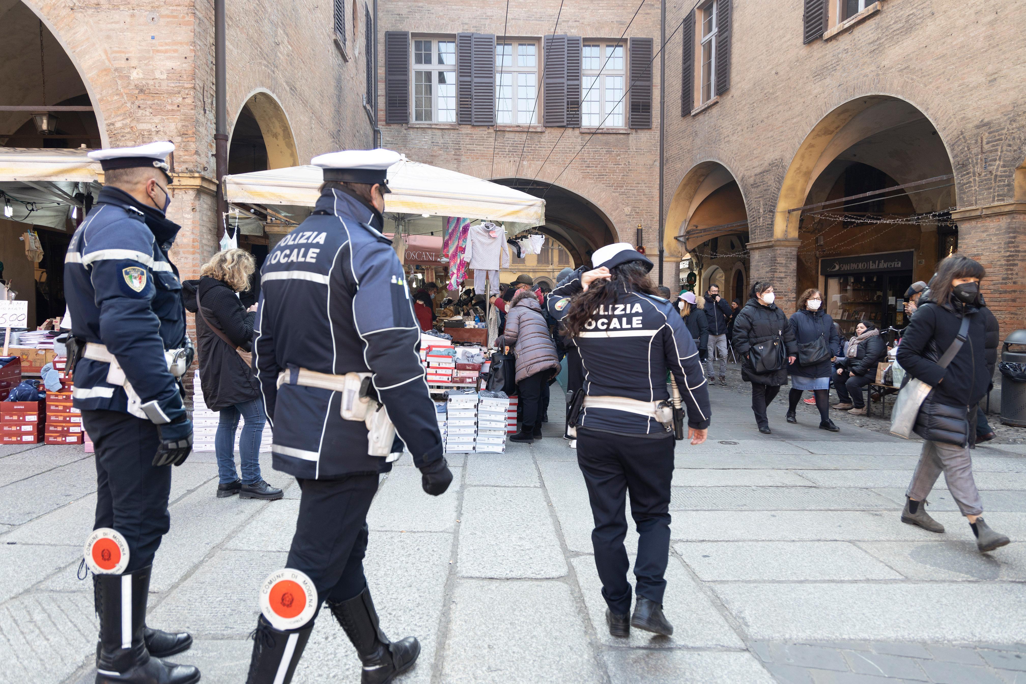 Modena Fiera di San Geminiano: 650 green pass controllati, tre denunce per furto e  la provocazione  dei soliti No Vax 