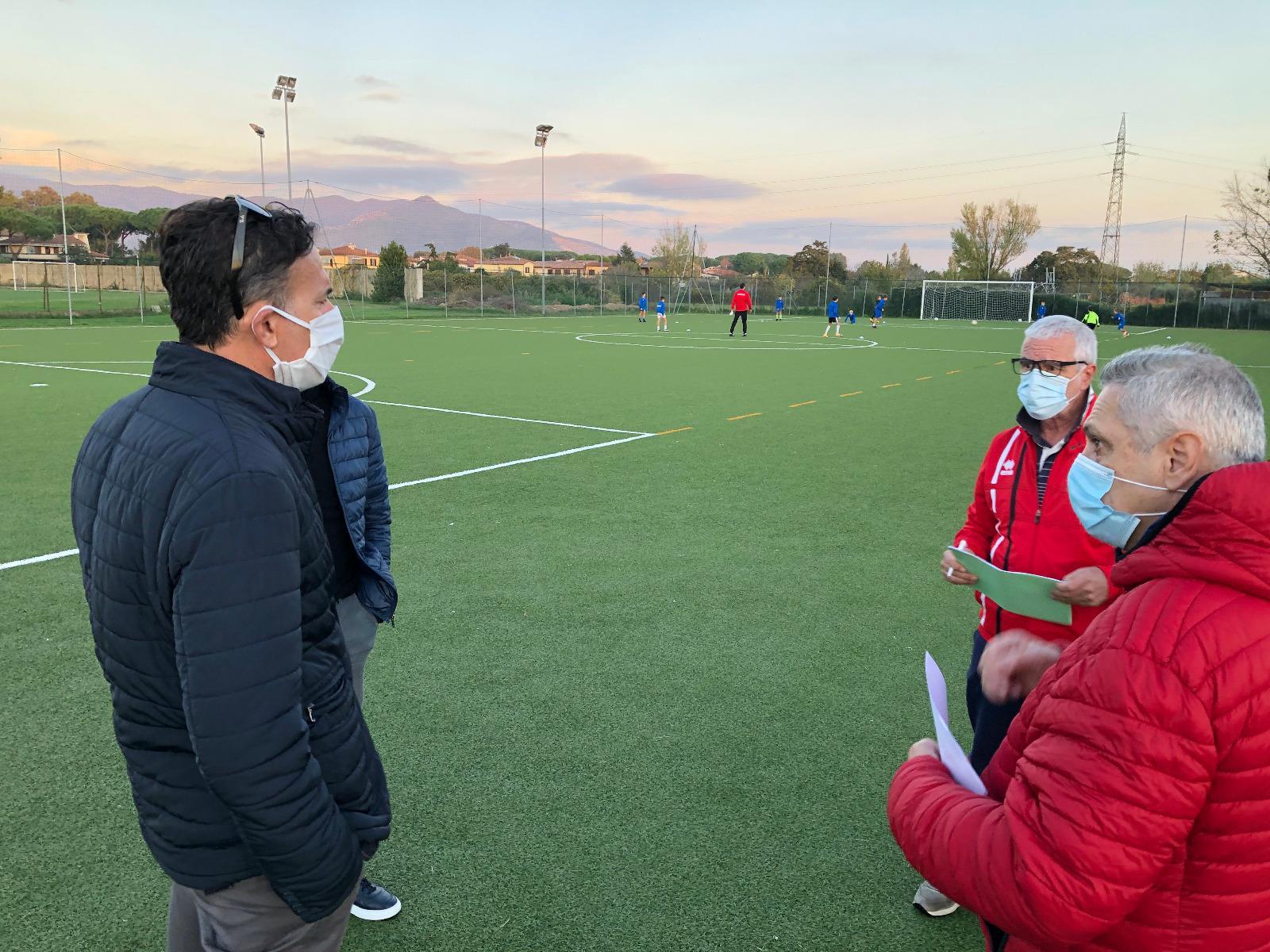 Il sindaco Michele Conti su un campo da calcio