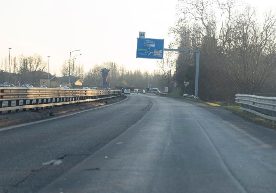 Modena, tangenziale rischiosa con la nebbia: le strisce spariscono per lunghi tratti 