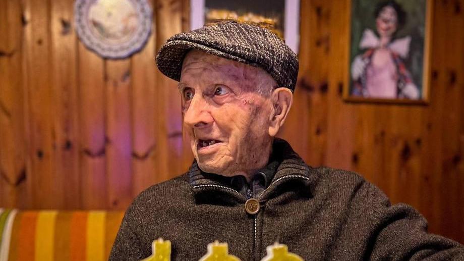 Ziu Pitreddu festeggia i 102 anni seguendo il voto per il presidente