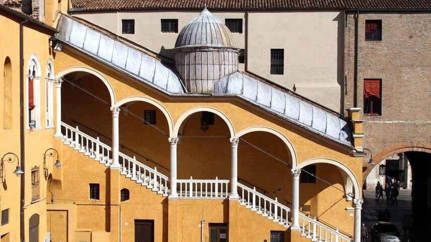 Il vicesindaco di Ferrara: «Non lascio la casa Acer. La legge lo consente, io resto»