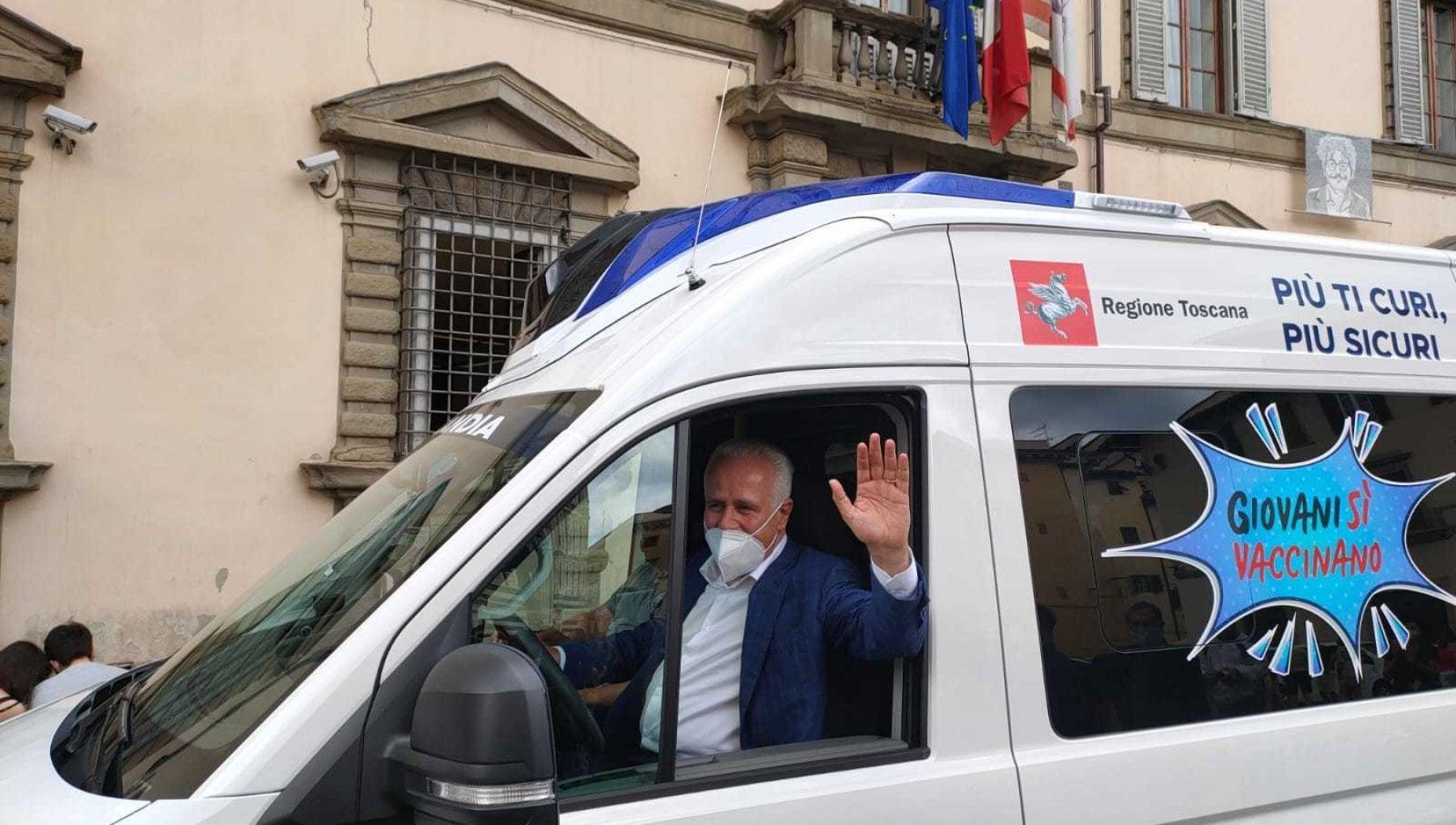 Il presidente Eugenio Giani sul camper per le vaccinazioni ai minori