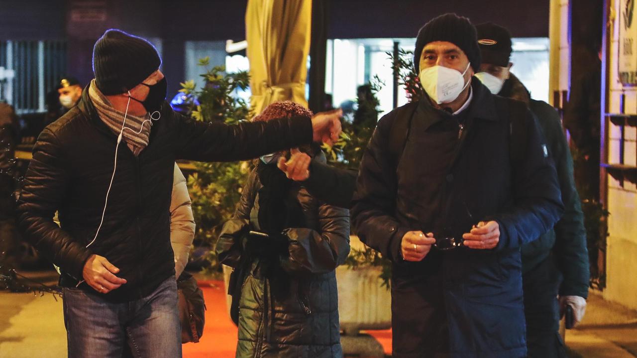 Il sindaco Salvetti durante un sopralluogo in via Cambini