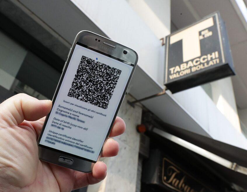 Banche, negozi e uffici pubblici: da oggi si entra solo con il “Pass” 