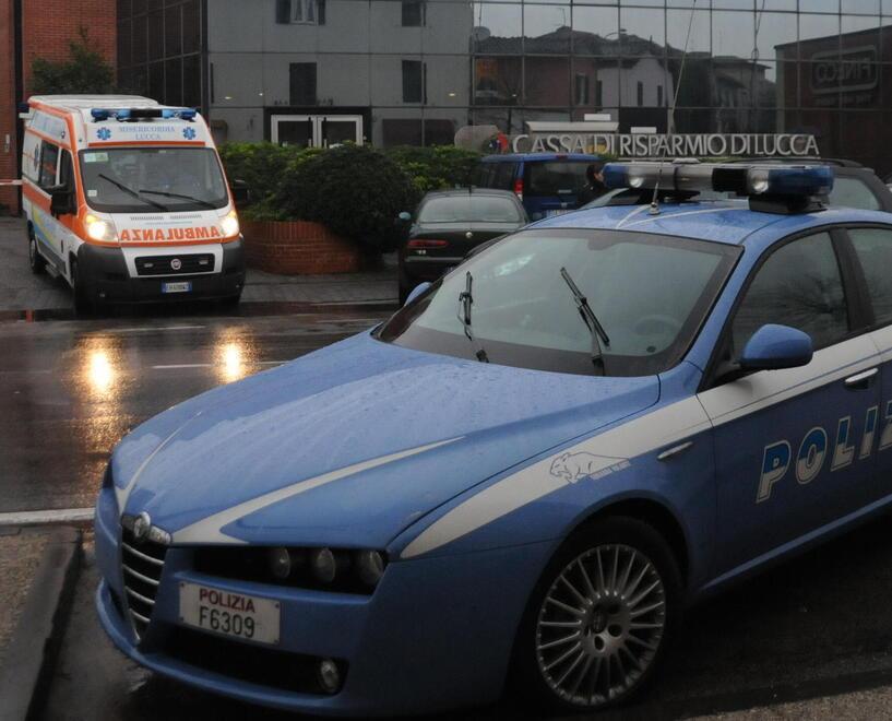 Una pattuglia della polizia in azione a S. Anna